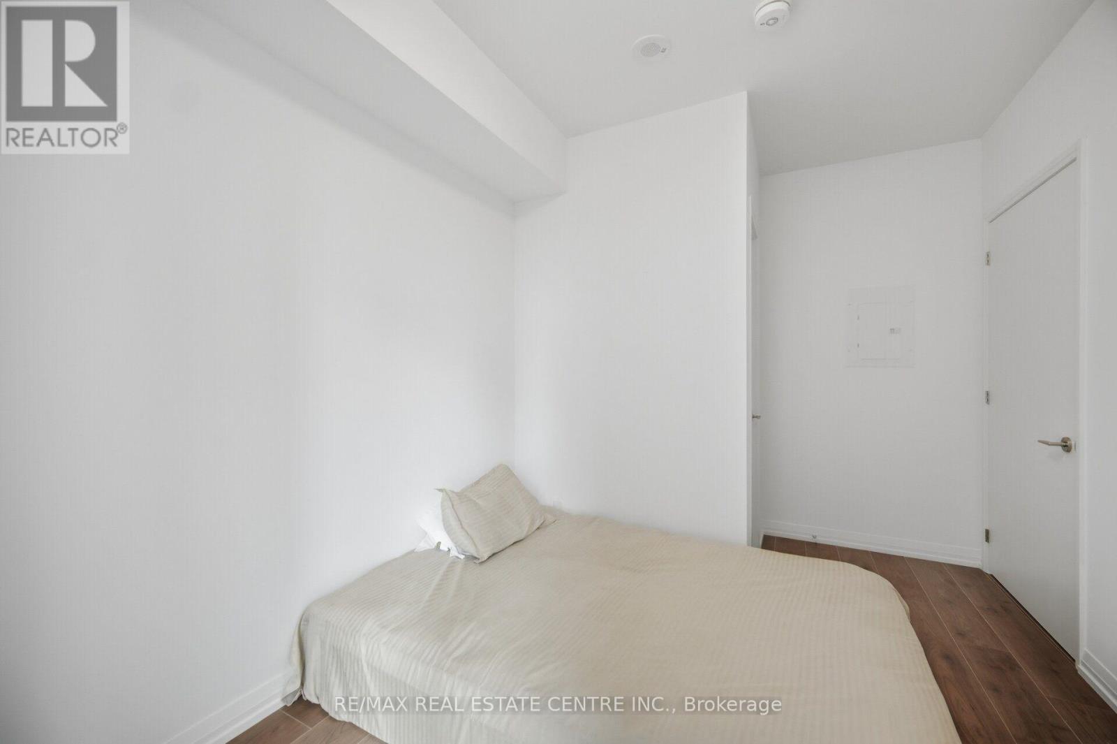 400 King Street West — photo 17