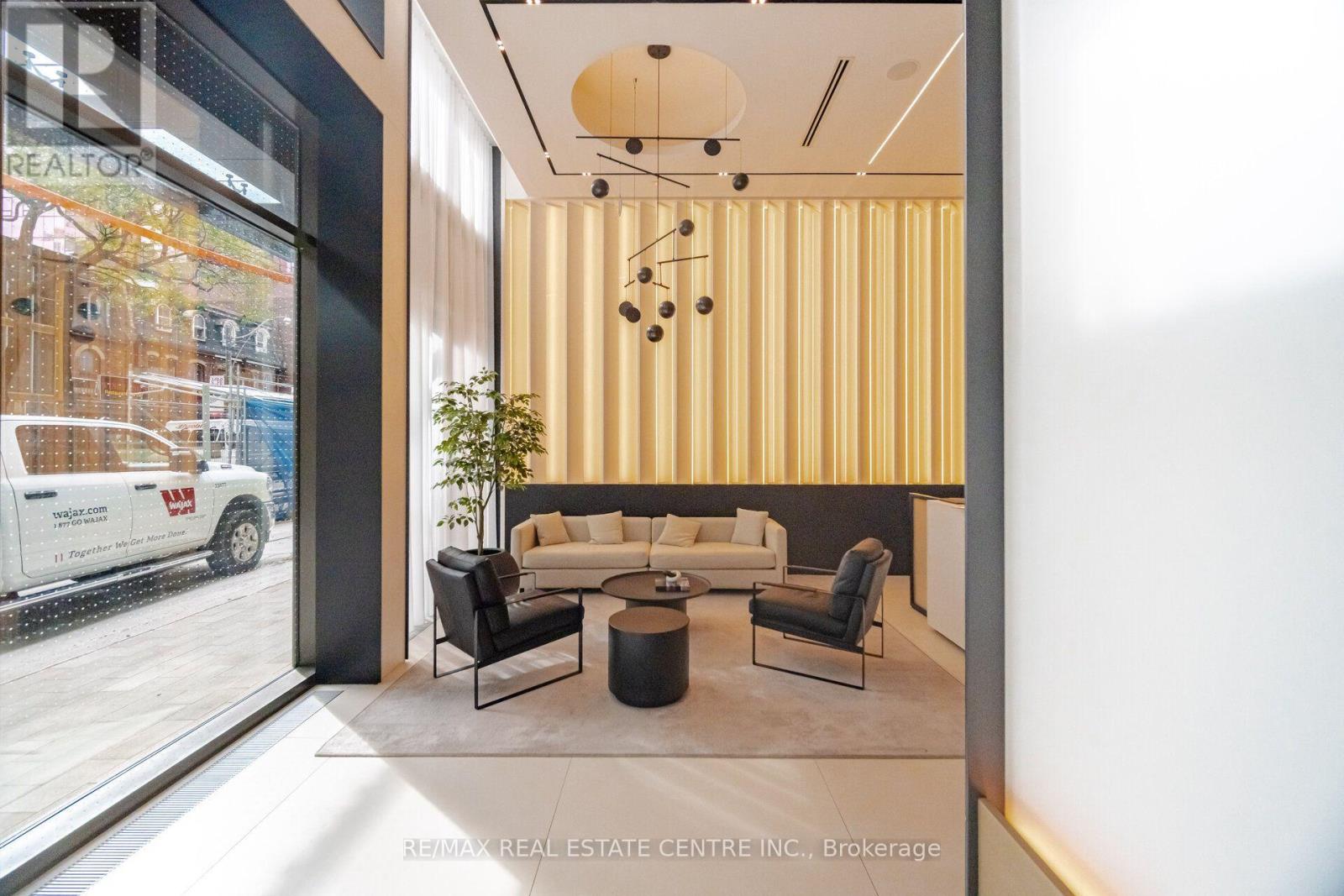 400 King Street West — photo 4