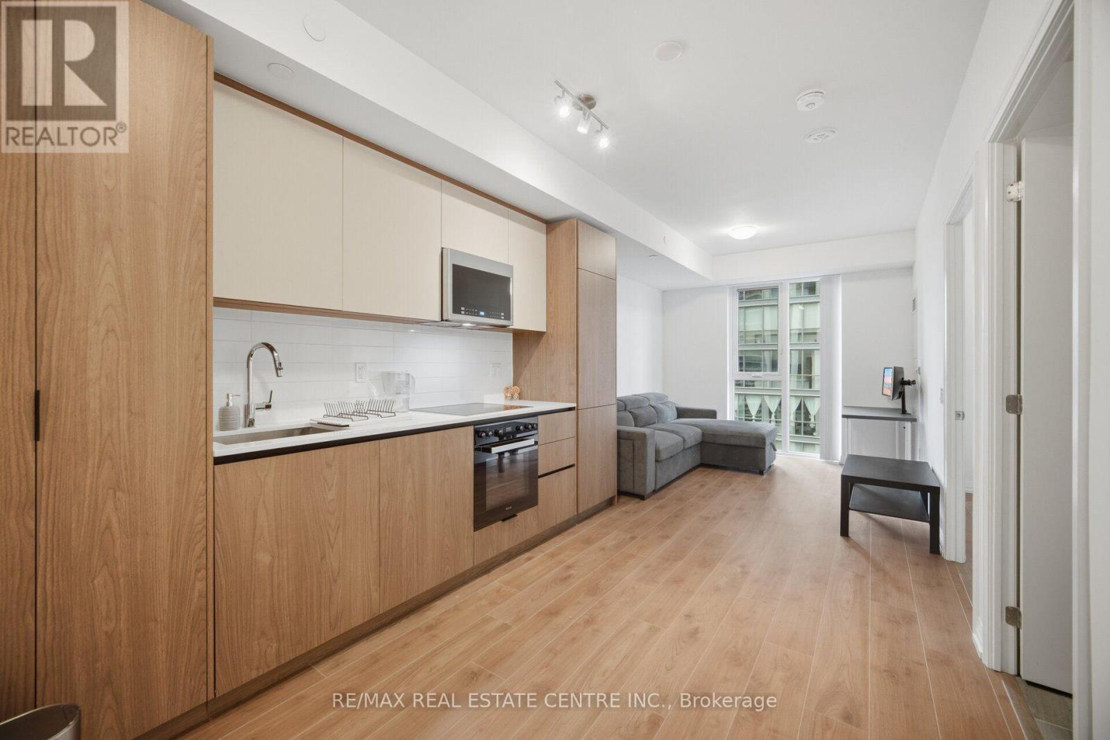 400 King Street West — photo 8