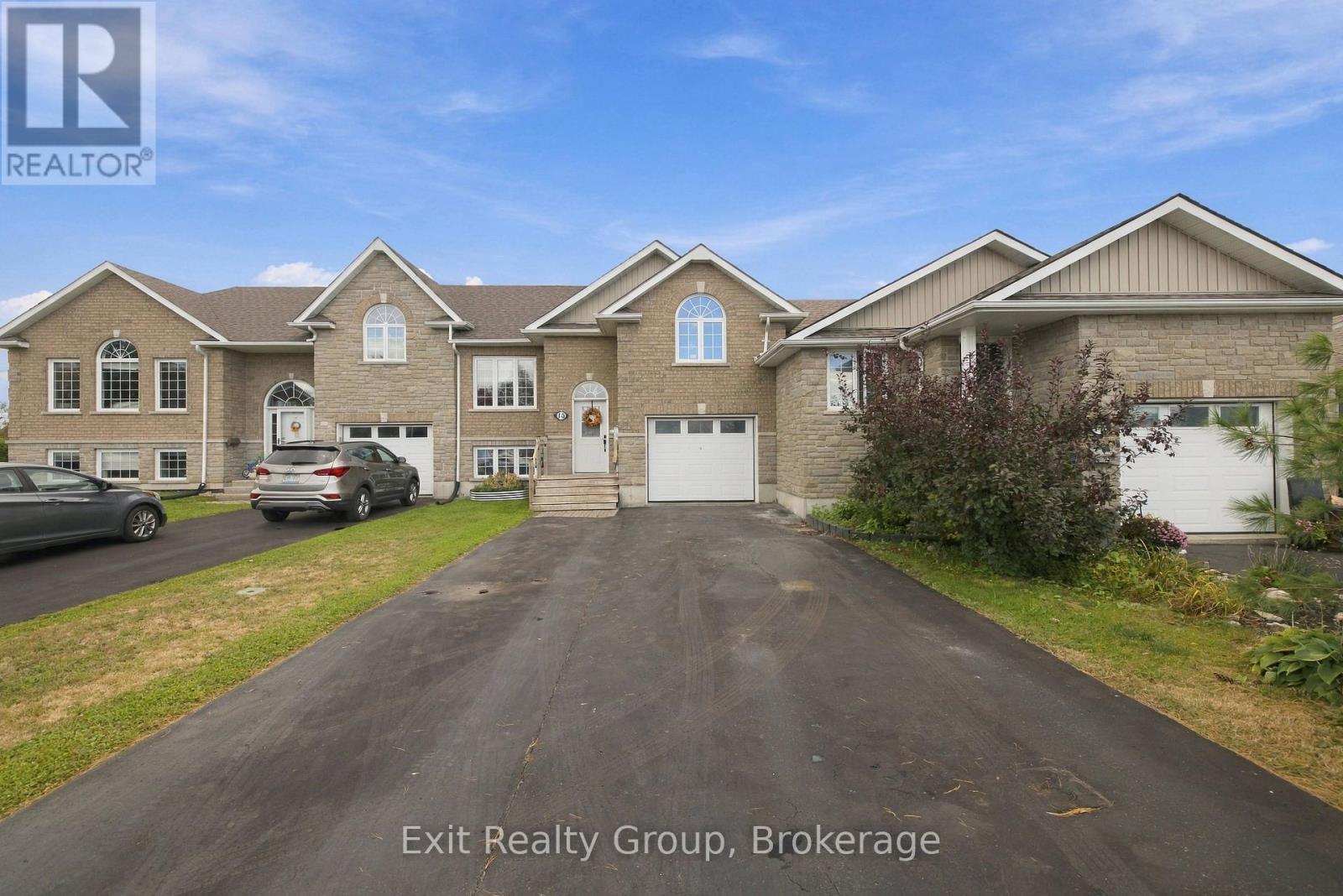 15 Evergreen Court — photo 2