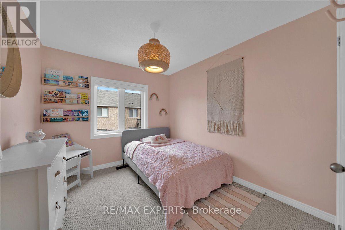 90 Selby Crescent — photo 32
