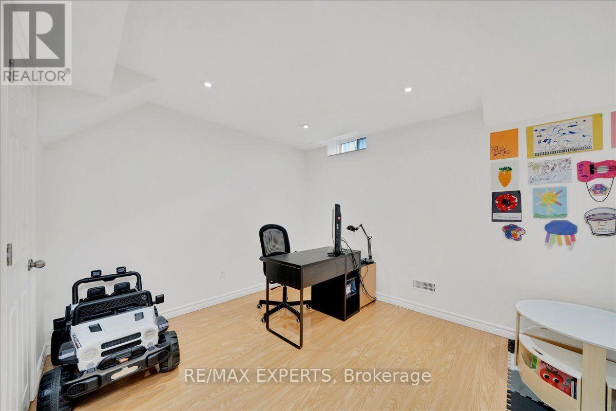 90 Selby Crescent — photo 38