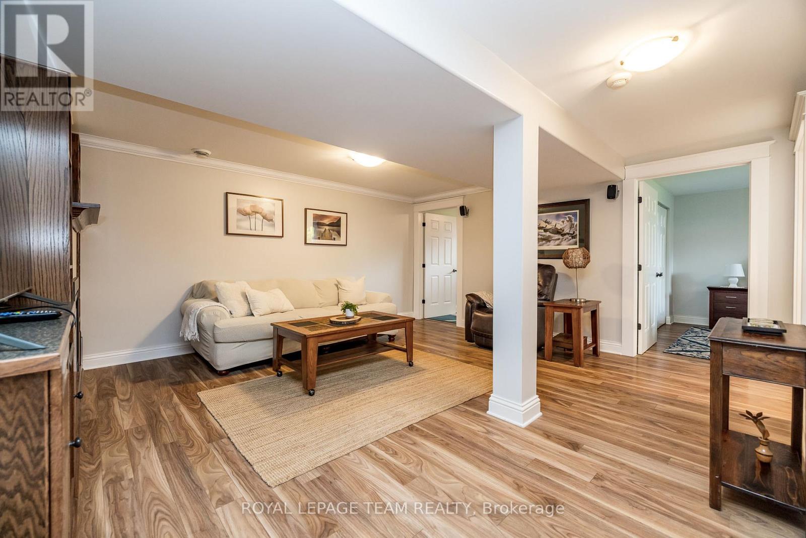 318 Broadway Street West — photo 27
