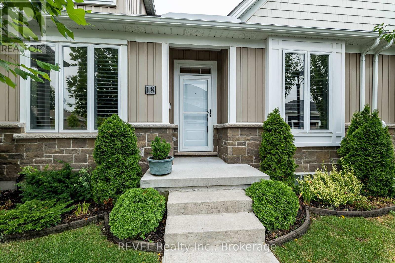 18 Princeton Common Street — photo 2