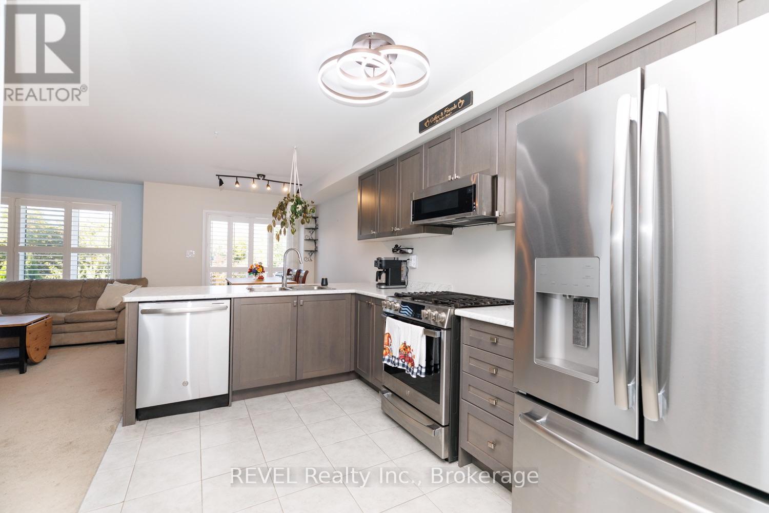 166 Esther Crescent — photo 8