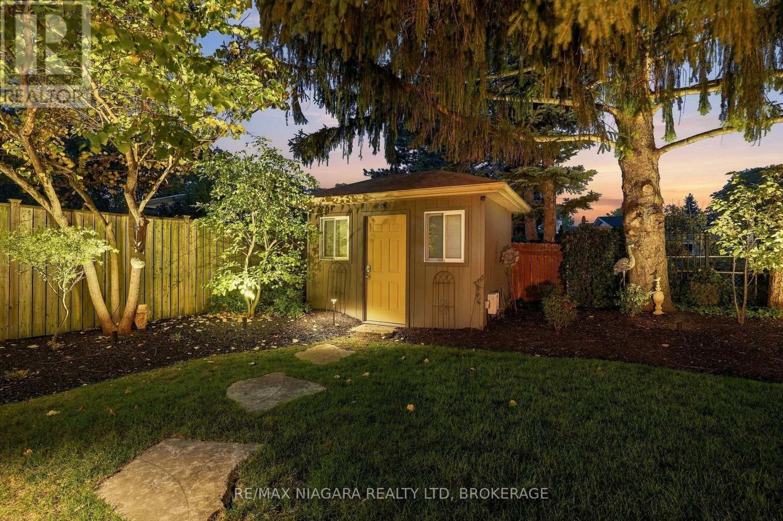 13 Royal Henley Boulevard — photo 42