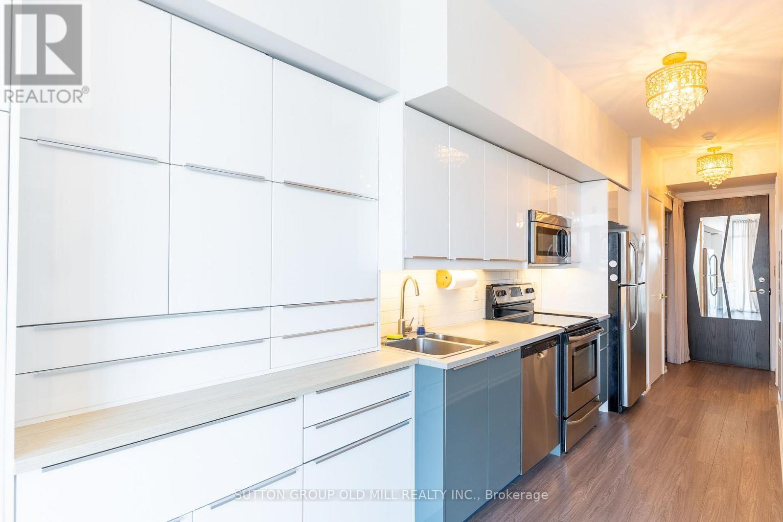 105 The Queensway — photo 15
