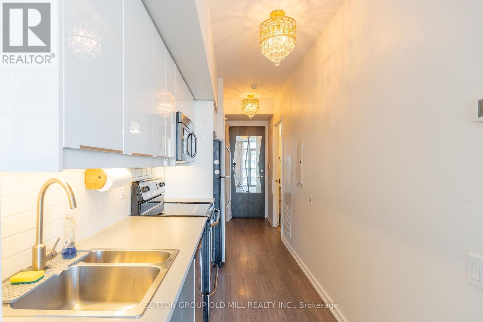 105 The Queensway — photo 16