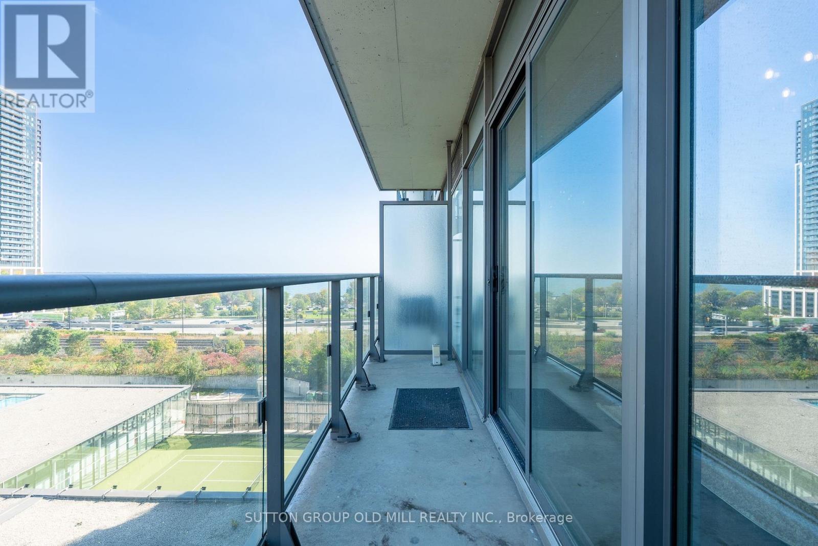 105 The Queensway — photo 27