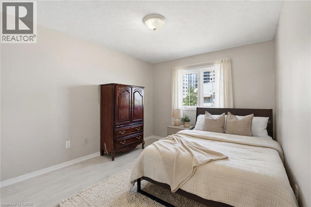 10 Fallowfield Drive — photo 17