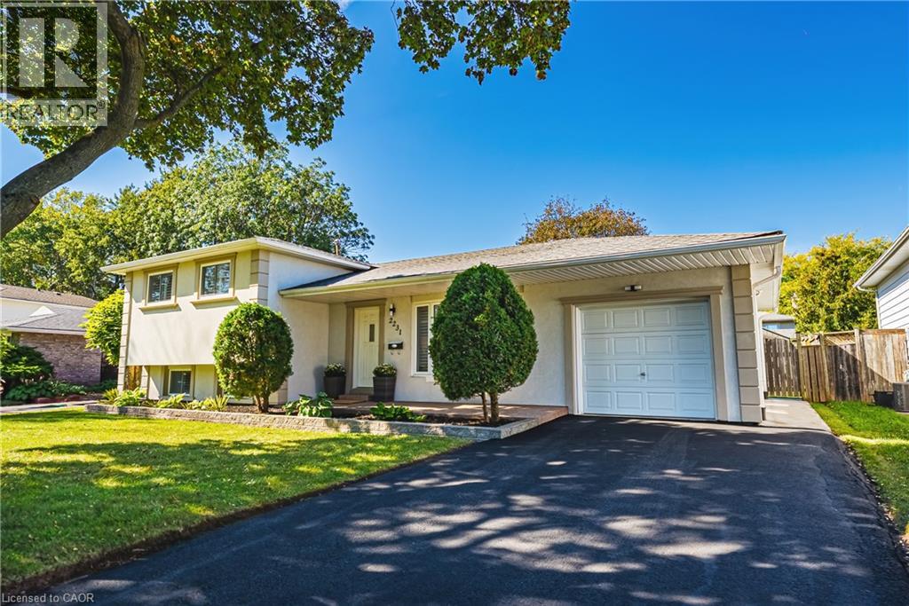 2231 Urwin Crescent