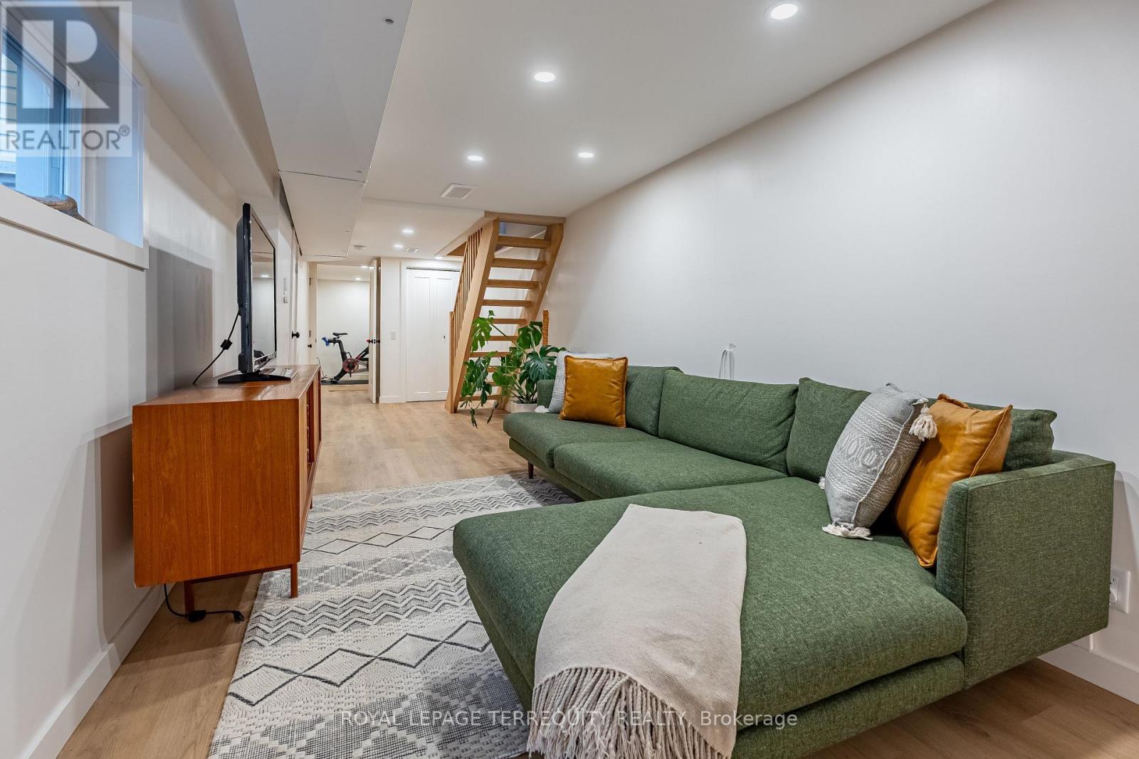 45 Dingwall Avenue — photo 25