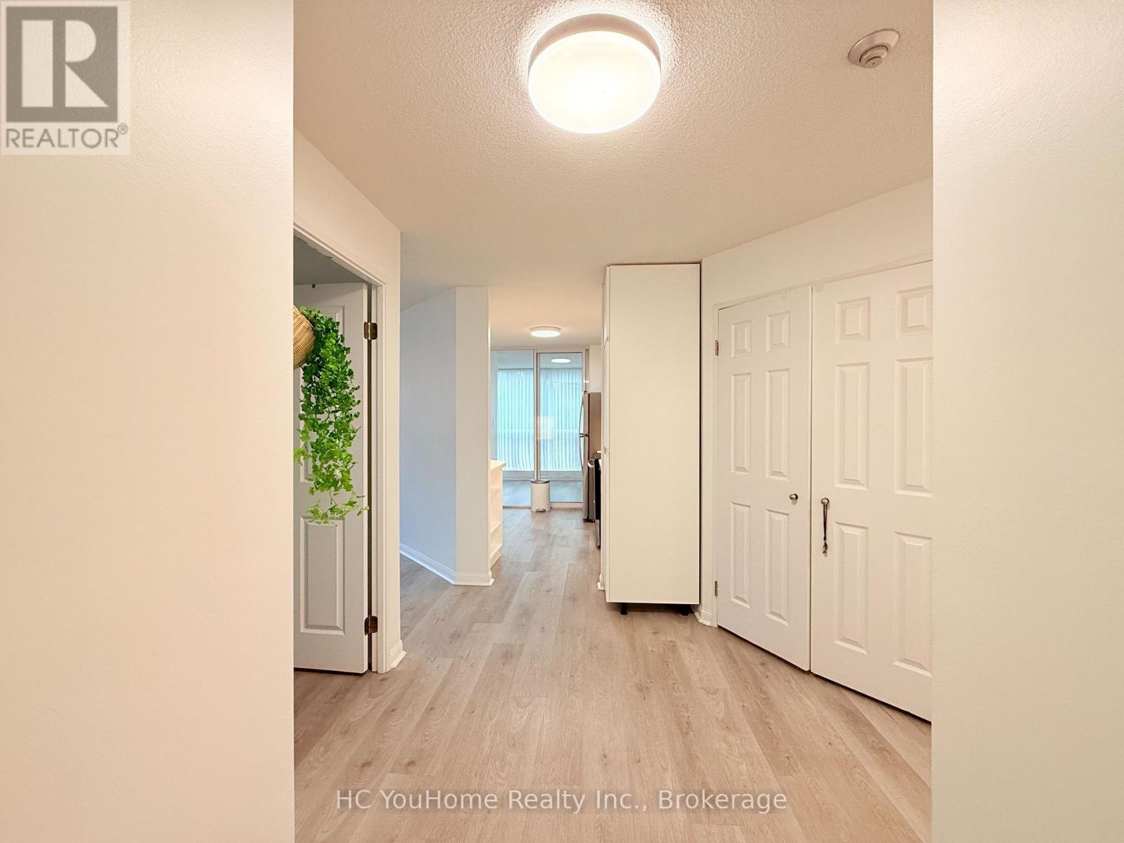 24 Wellesley Street West — photo 31