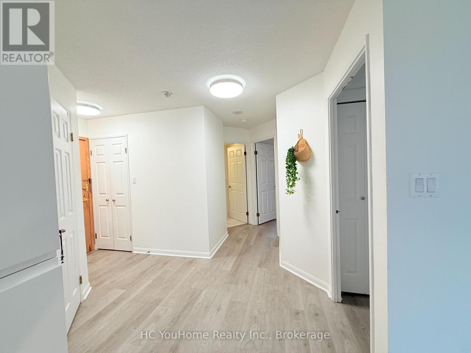 24 Wellesley Street West — photo 32