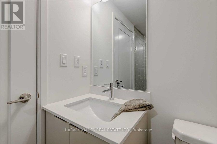 576 Front Street West — photo 12