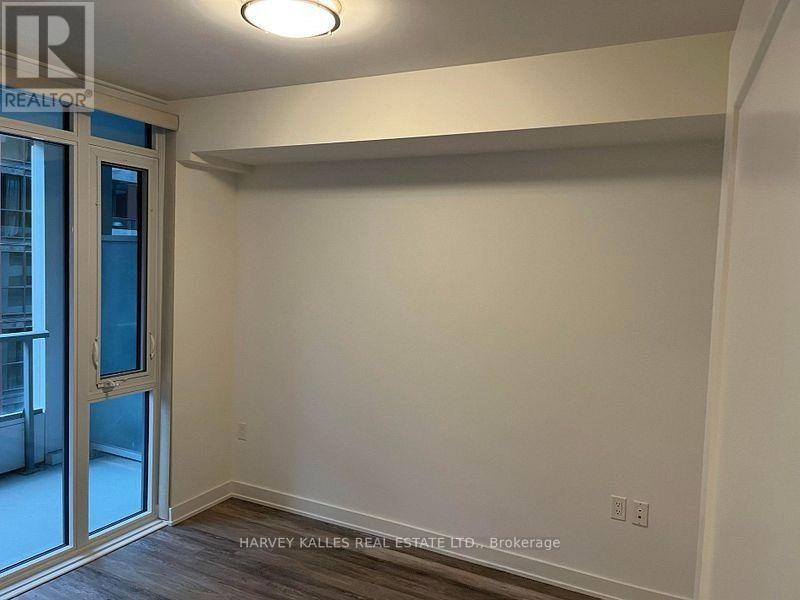 576 Front Street West — photo 16