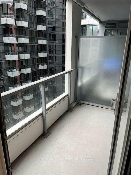 576 Front Street West — photo 17