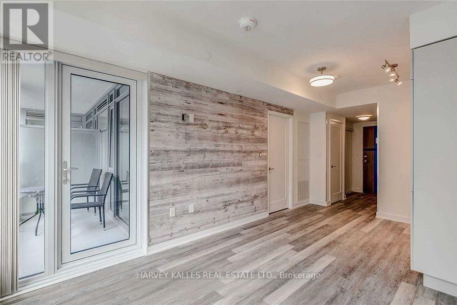 576 Front Street West — photo 7