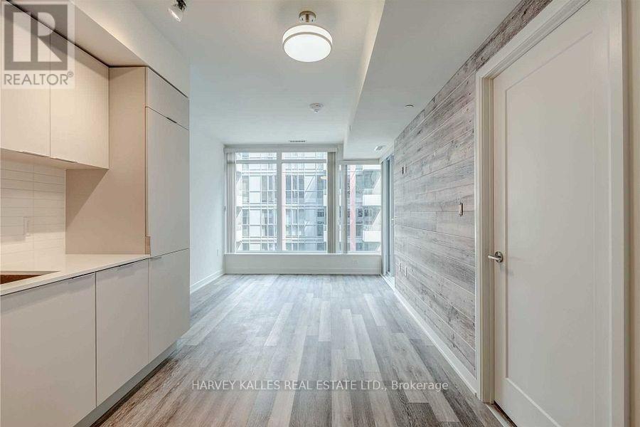 576 Front Street West — photo 8