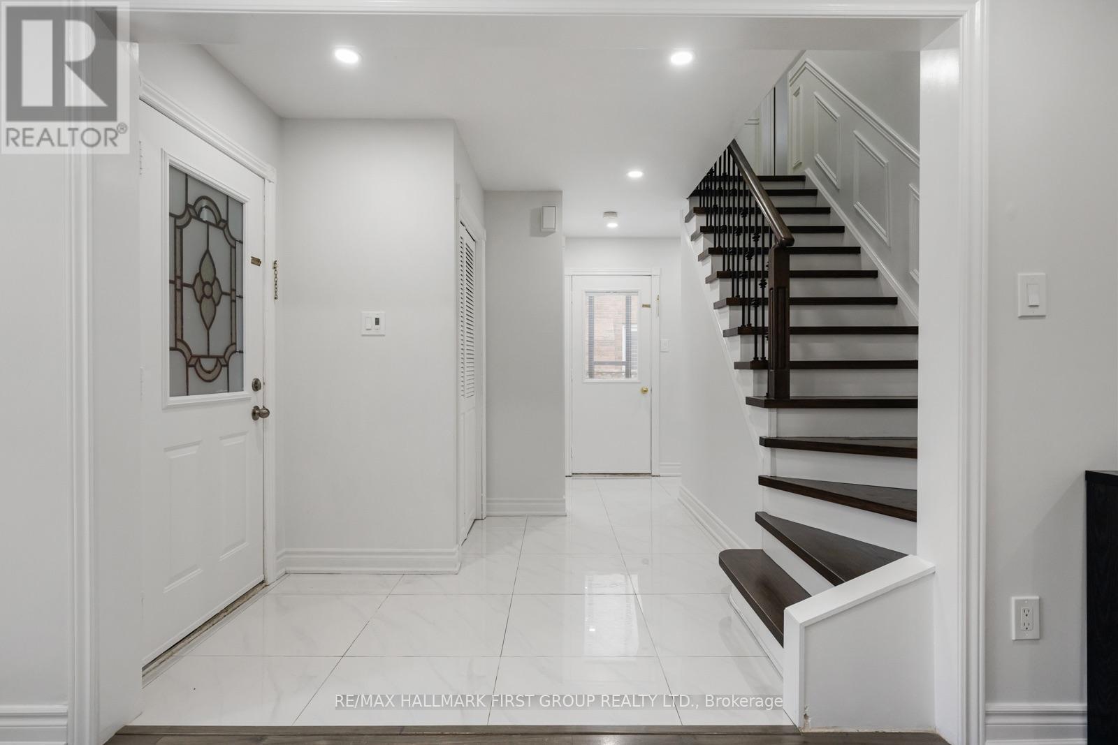 17 Hawkins Crescent — photo 3