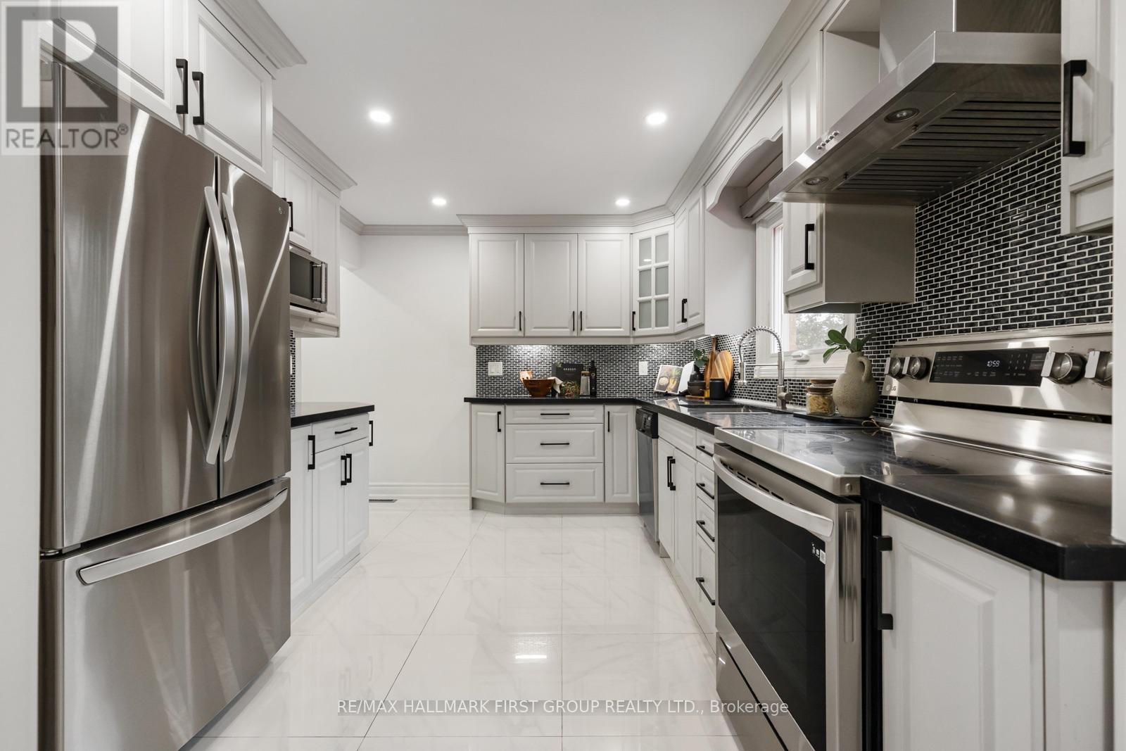 17 Hawkins Crescent — photo 8