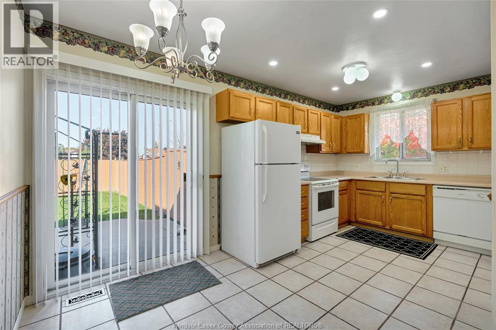 1589 Blairwood Crescent — photo 8