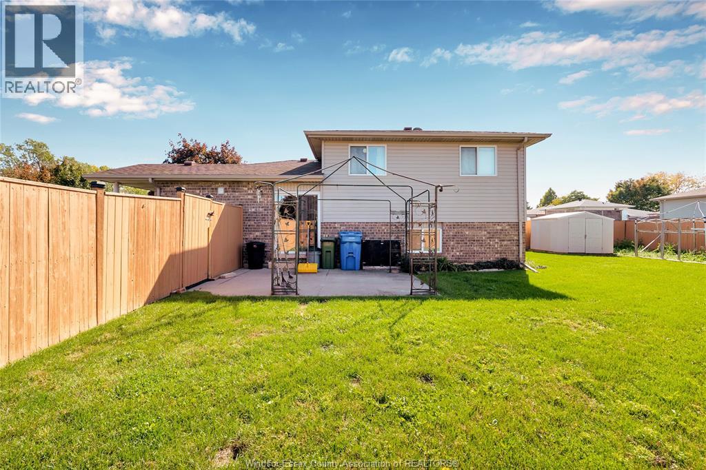 1589 Blairwood Crescent — photo 24