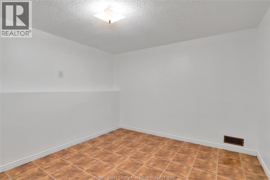 1589 Blairwood Crescent — photo 22