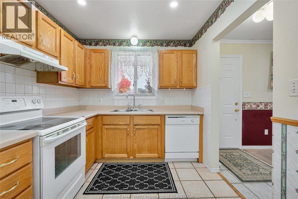 1589 Blairwood Crescent — photo 7