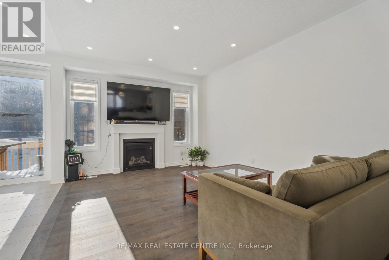 699 Newlove Street — photo 10