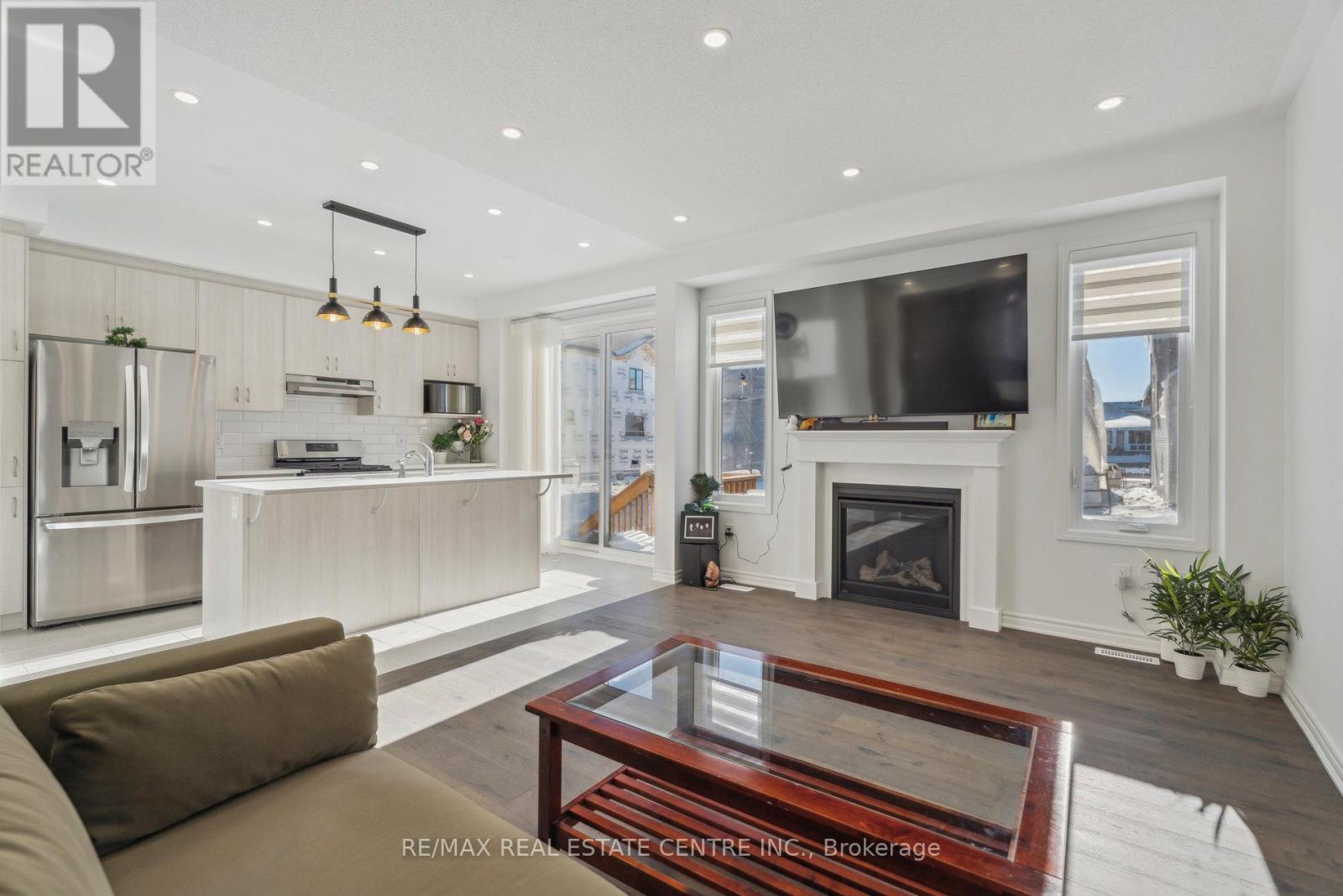 699 Newlove Street — photo 12