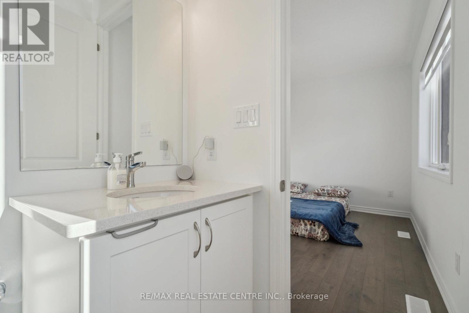 699 Newlove Street — photo 31