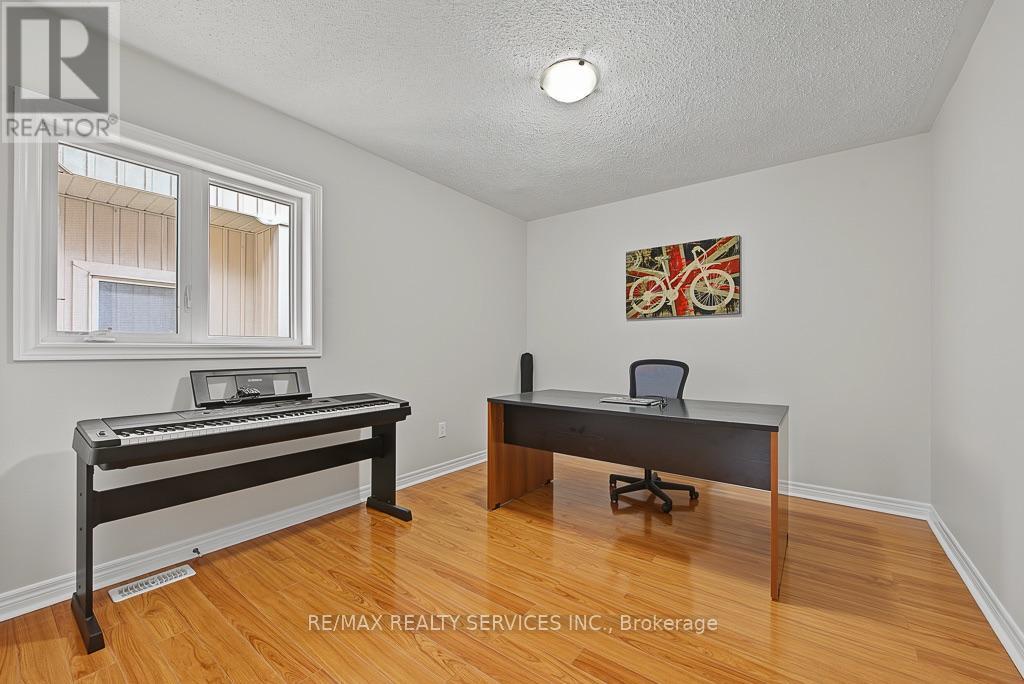 30 NAPERTON DRIVE - 32