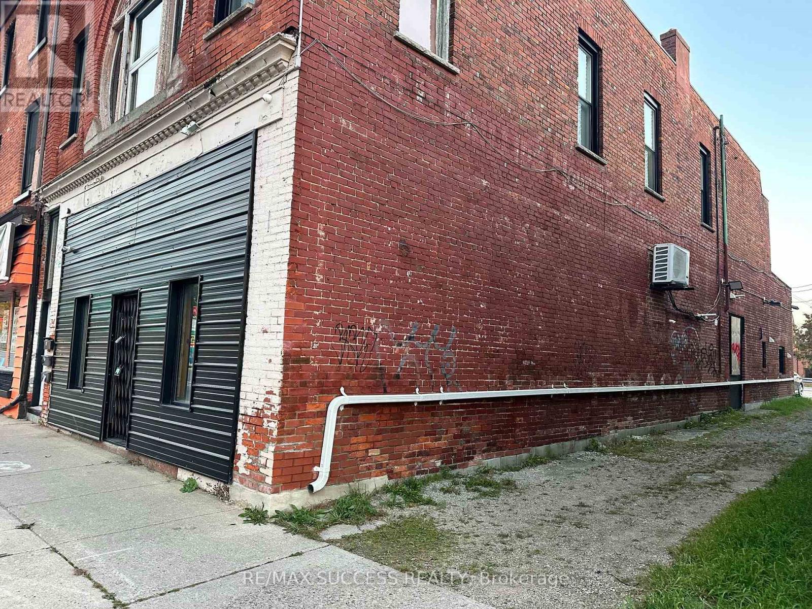 692 Dundas Street — photo 10