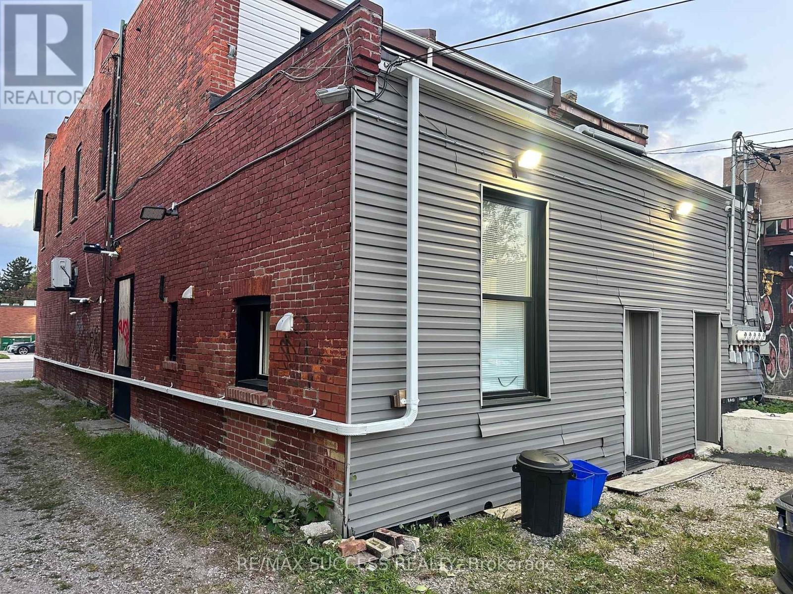 692 Dundas Street — photo 11