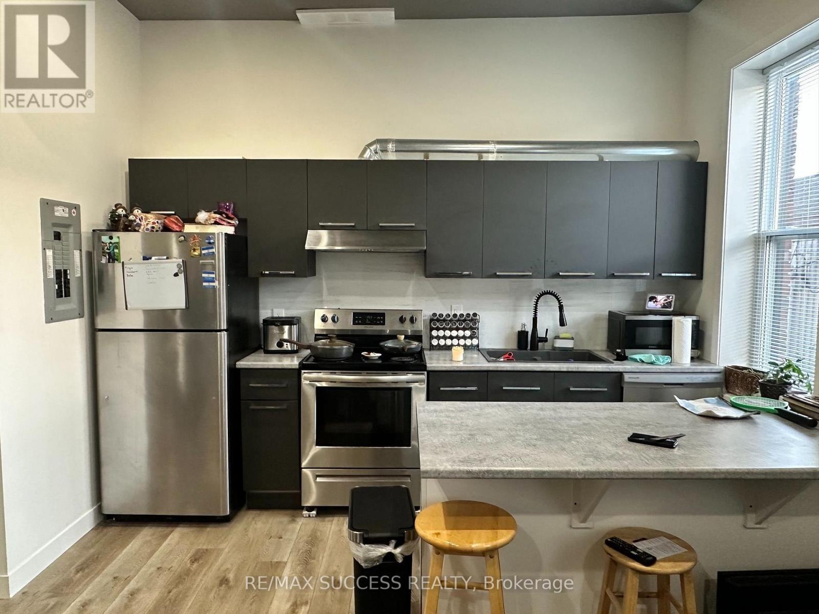 692 Dundas Street — photo 18