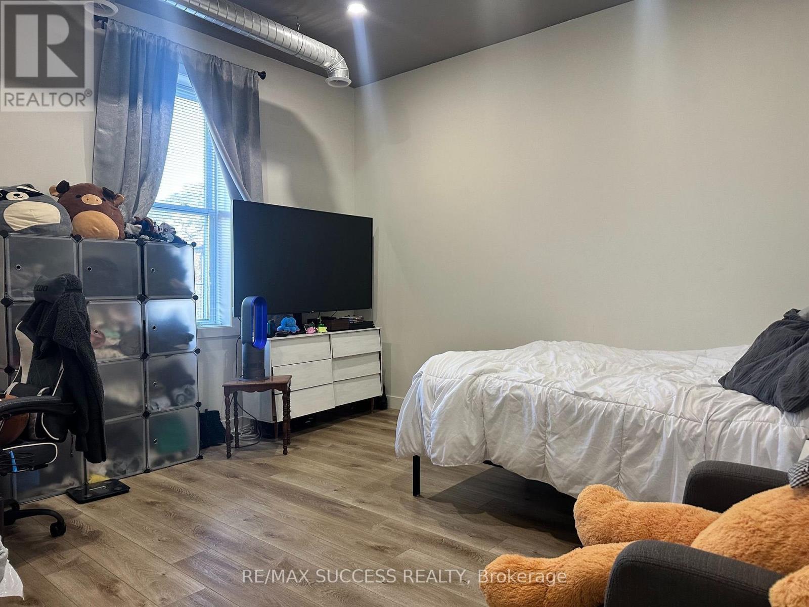 692 Dundas Street — photo 23