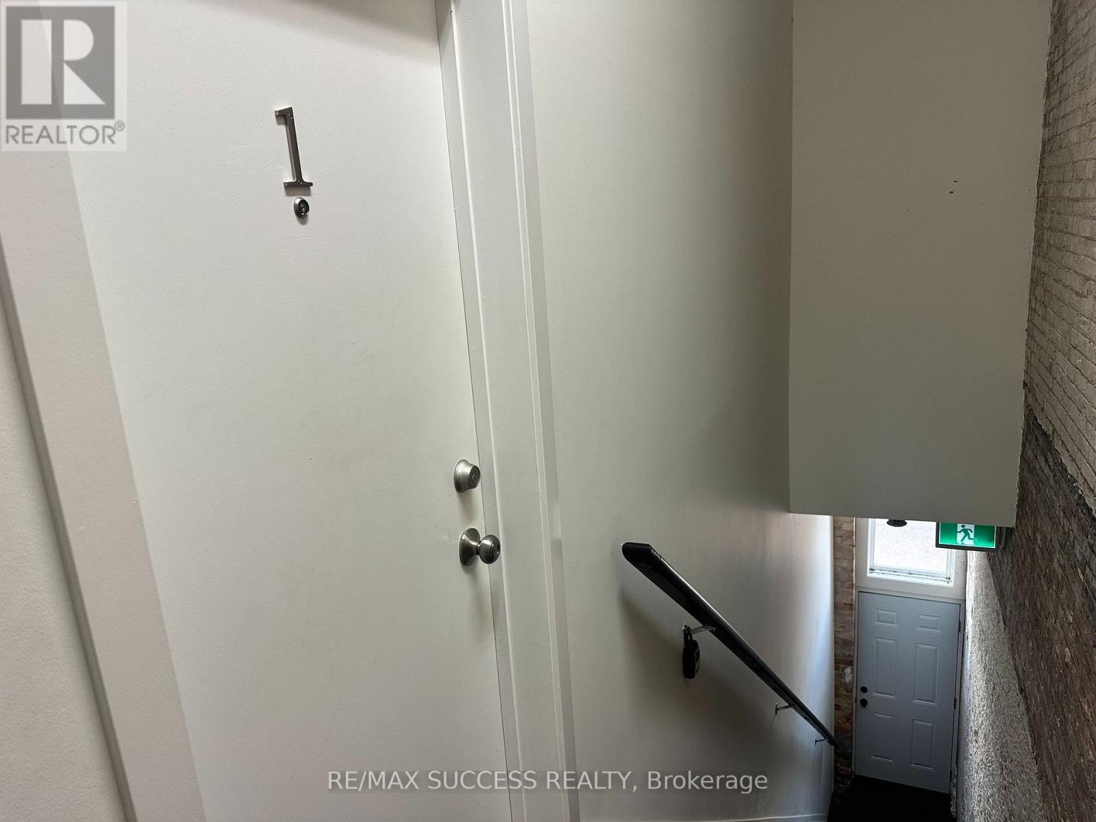 692 Dundas Street — photo 25