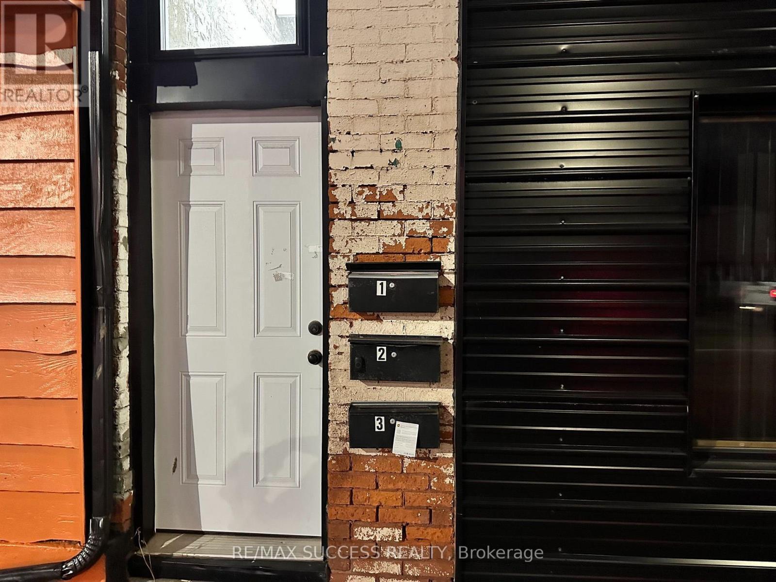 692 Dundas Street — photo 27