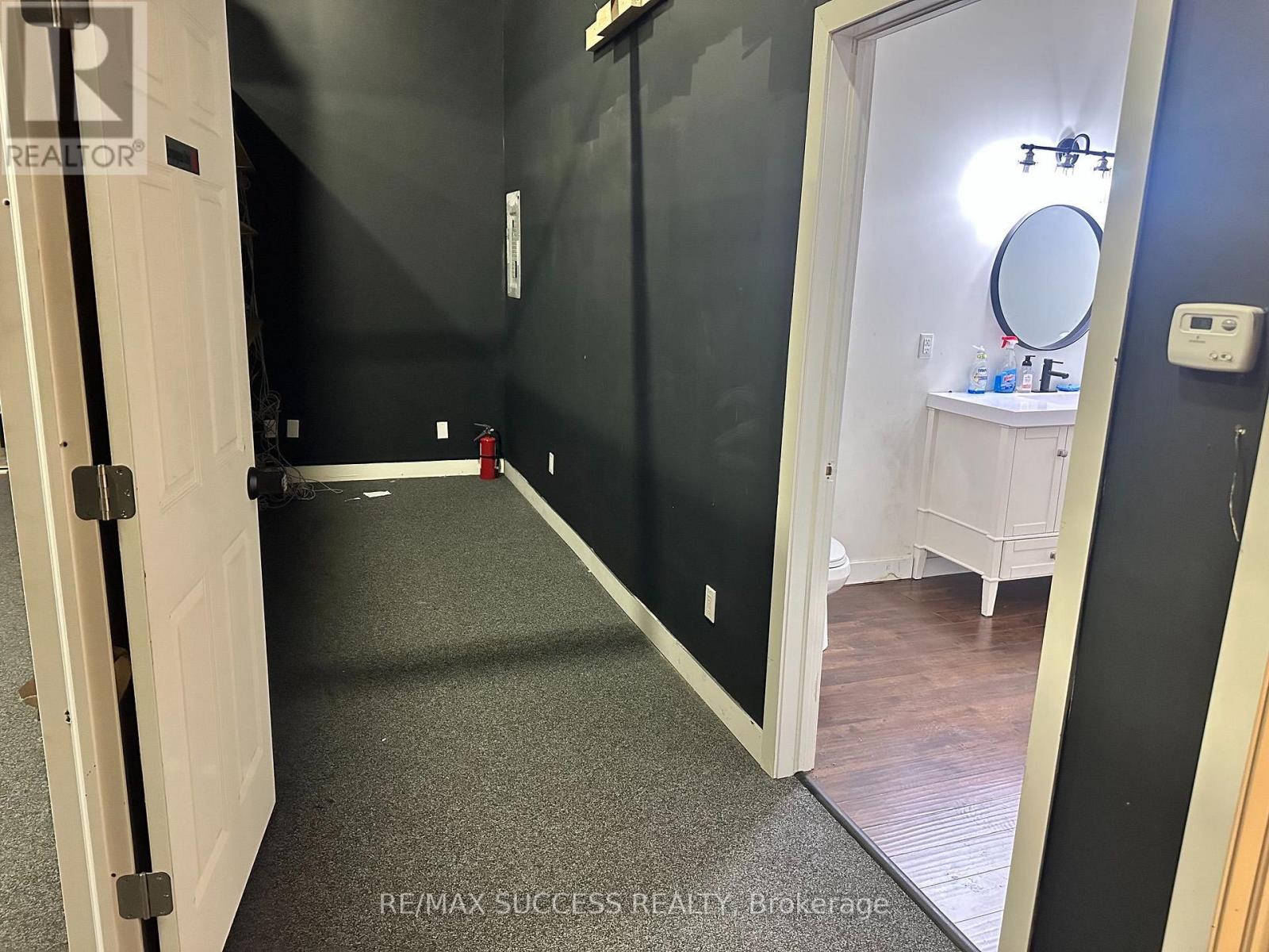 692 Dundas Street — photo 8