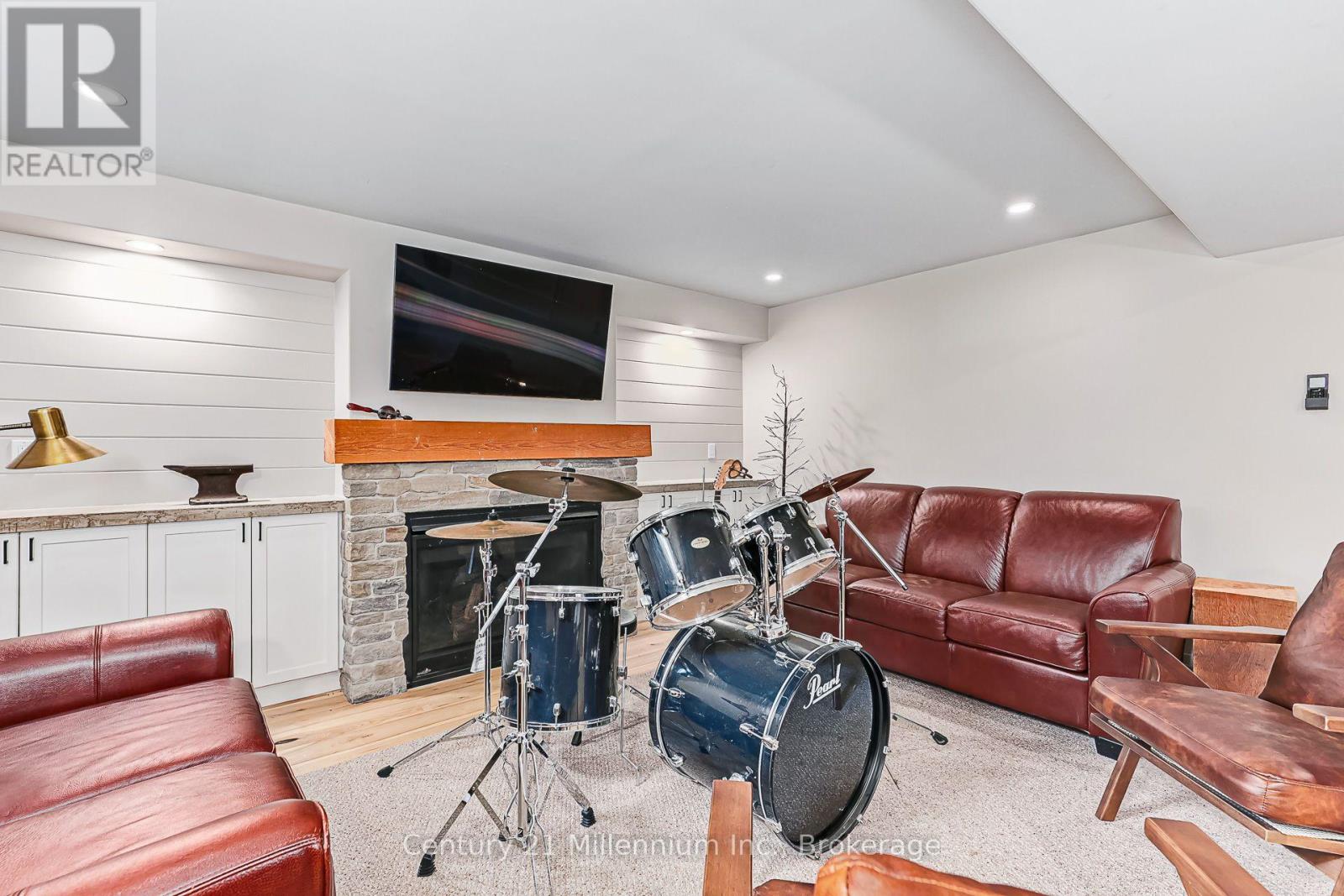 13 GILPIN CRESCENT - 32