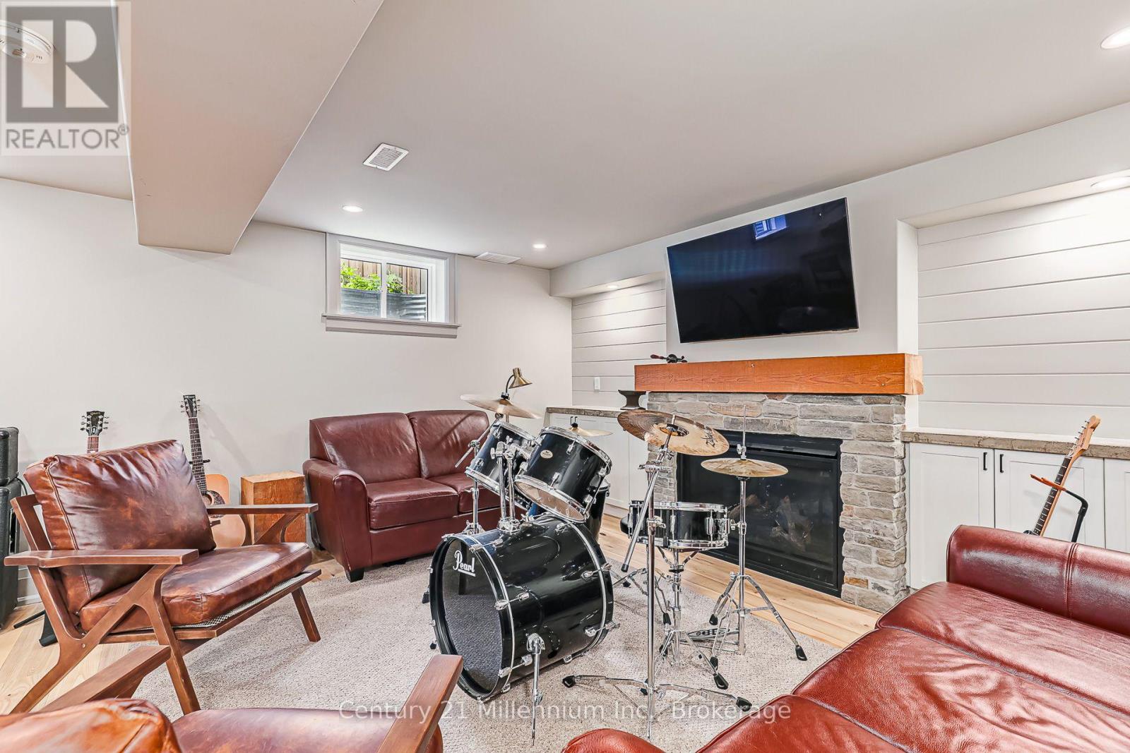 13 GILPIN CRESCENT - 33