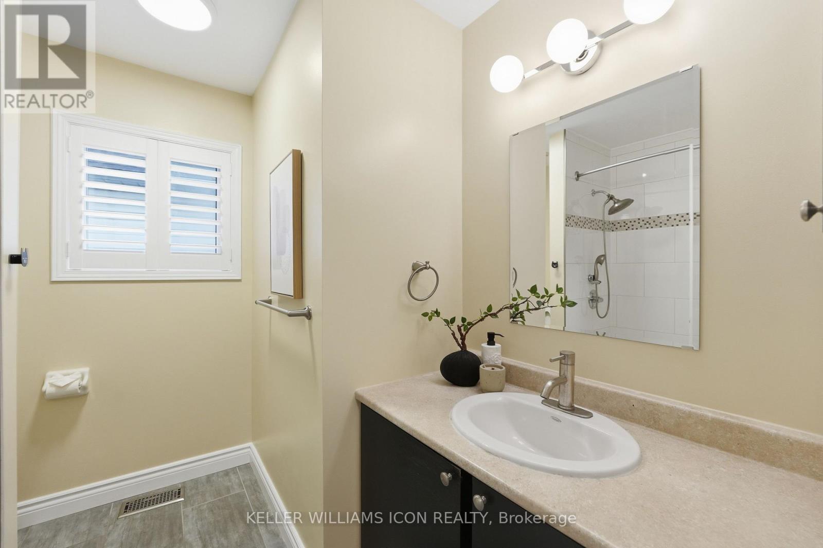 16 Hemlo Crescent — photo 31