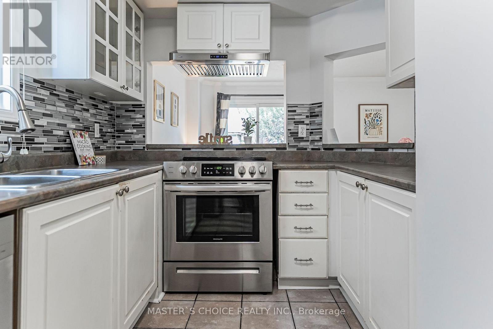 5557 Cortina Crescent — photo 8