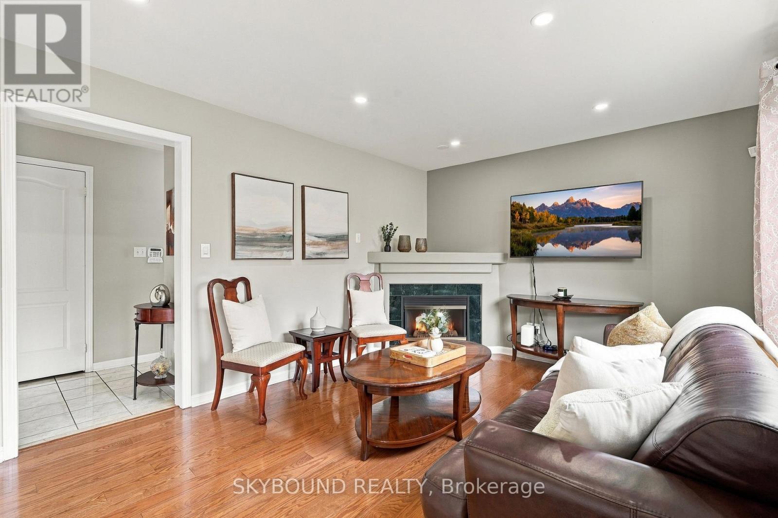 51 THORPE CRESCENT - 12