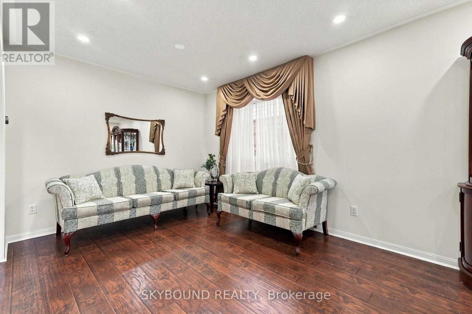 51 THORPE CRESCENT - 7
