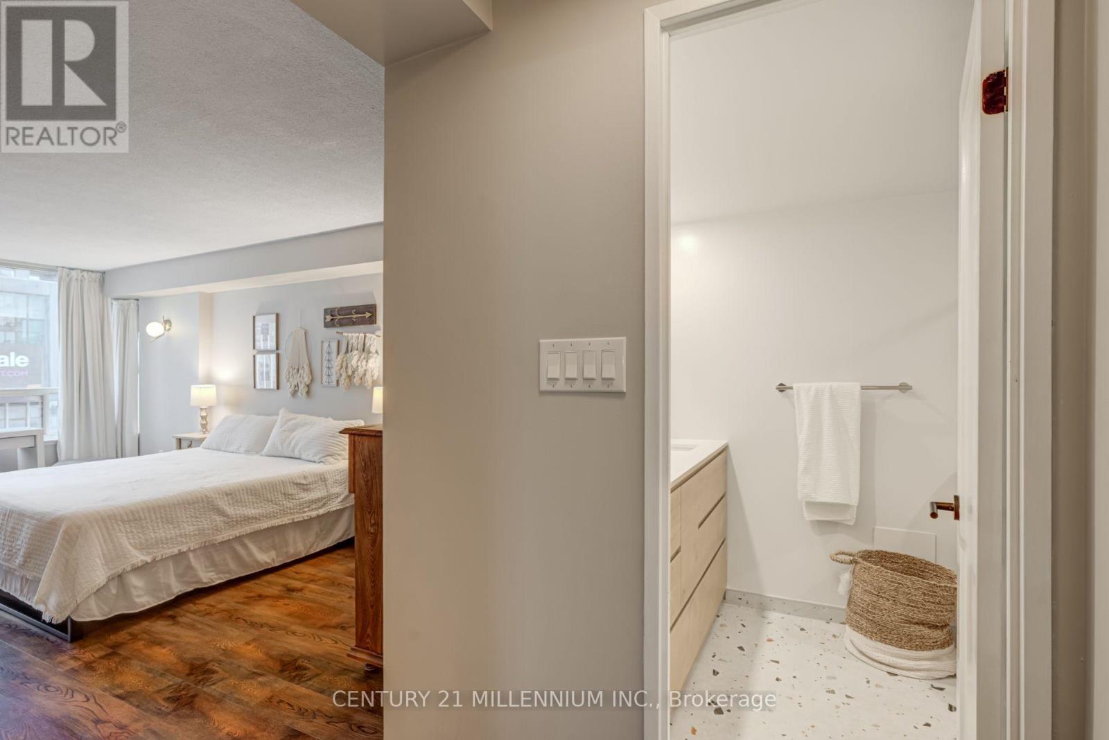 330 Rathburn Road West — photo 21