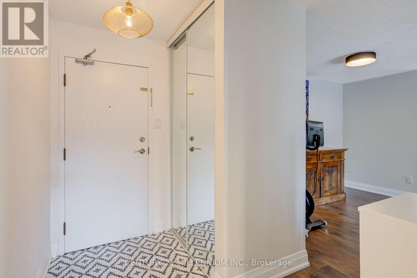 330 Rathburn Road West — photo 4