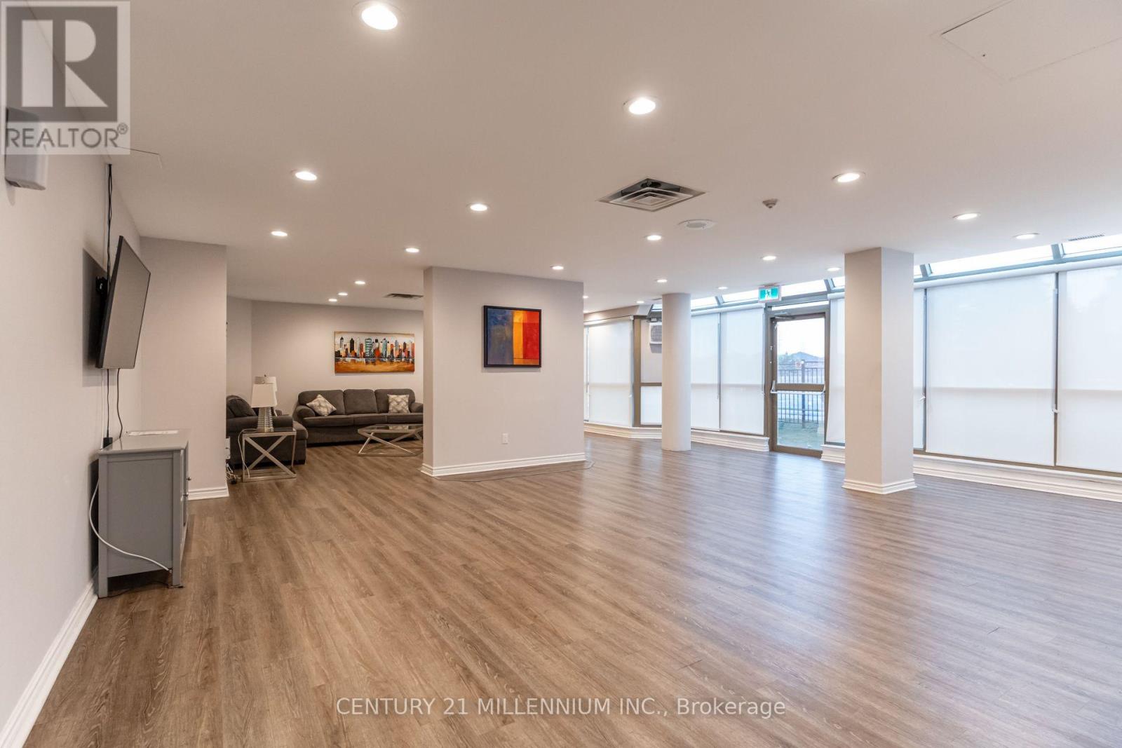 330 Rathburn Road West — photo 43