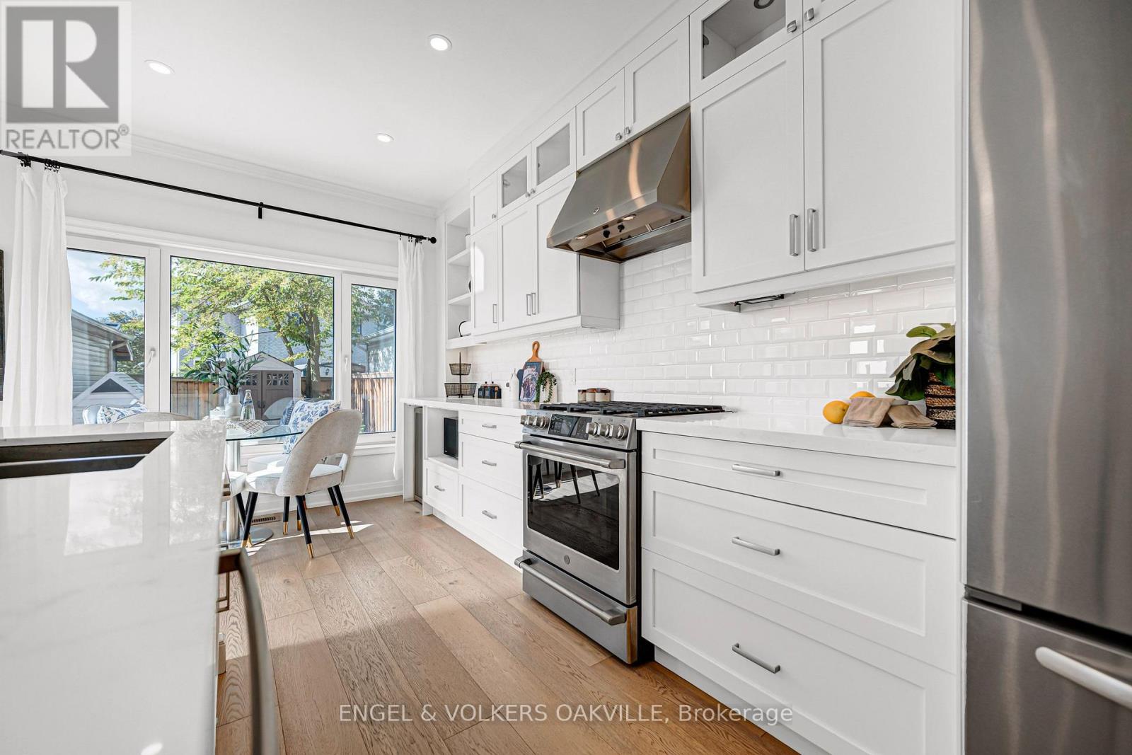 2592 Castle Hill Crescent — photo 14